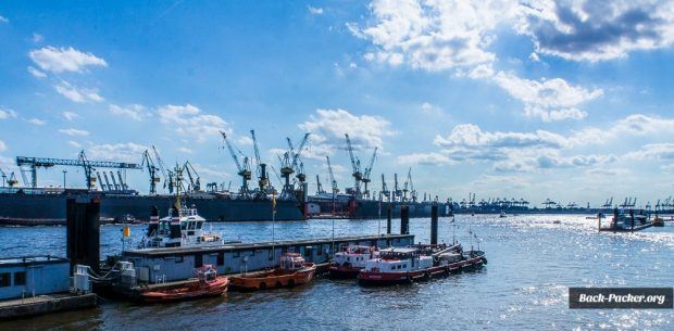 Der Hamburger Hafen  lässt sich am besten zu Wasser erkunden