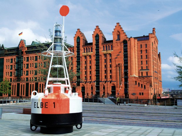 Die Fahrwassertonne ELBE1 weist den Weg in das Maritime Museum. (©vdl Foto: Michael Zapf Pressefotografie   Hamburg ; IMMH Maritimes Museum)