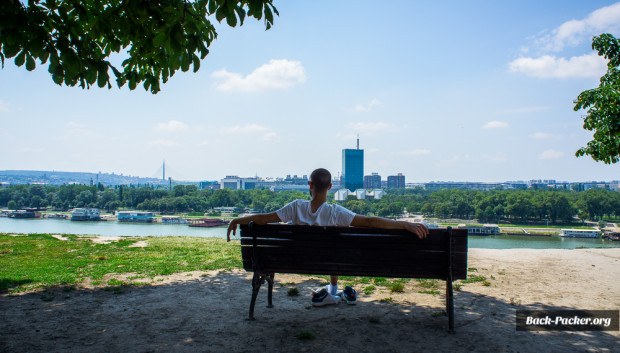 Ein relaxter Blick nach Novie Beograd zeigt die grüne Seite der Stadt