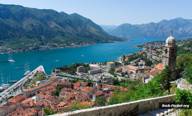 Die Bucht von Kotor ist eines der Sehenswürdigkeiten in Montenegro schlechthin - hier von der Festungsanlage San Giovanni in Kotor aus fotografiert