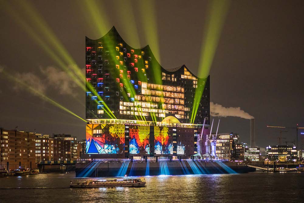 Außenansicht Hamburger Elbphilharmonie mit bunter Beleuchtung