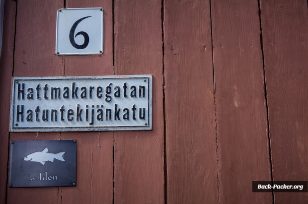 Der kleine Ort Ekenäs liegt nur eine kurze Autofahrt von Hanko entfernt - hier sind, wie überall in der Region, die Straßennamen sowohl in finnisch als auch schwedisch ausgewiesen.