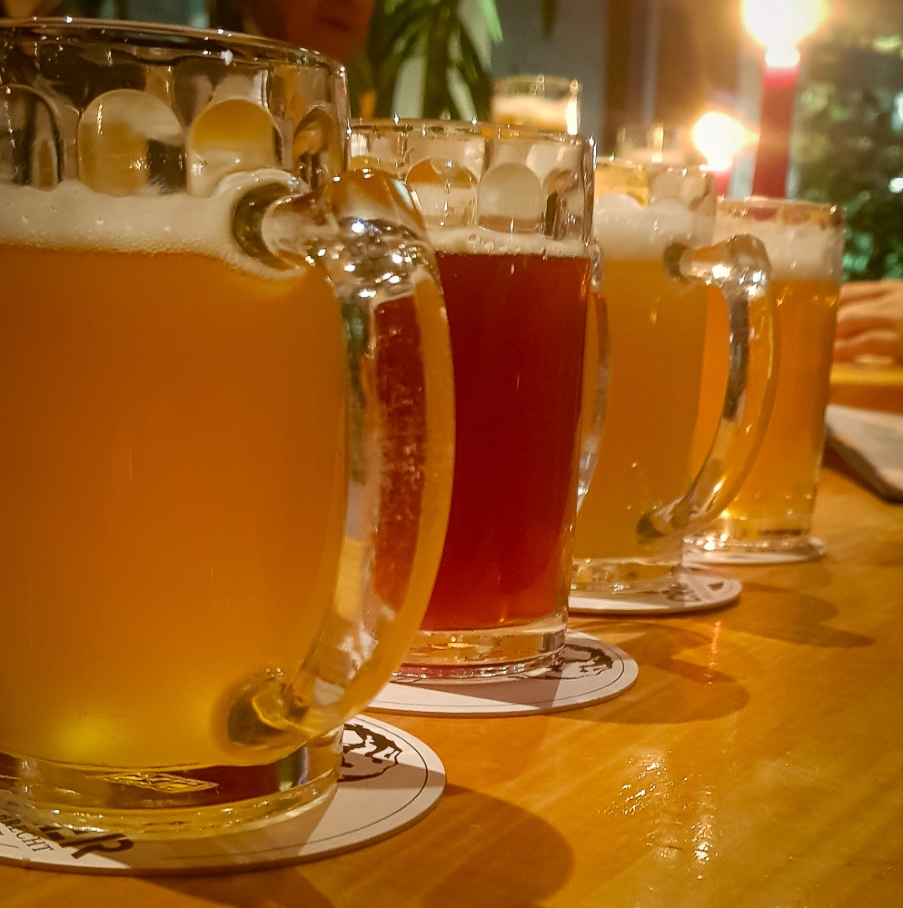 Craft Biere auf einem Tisch in einer Brauerei in Hamburg