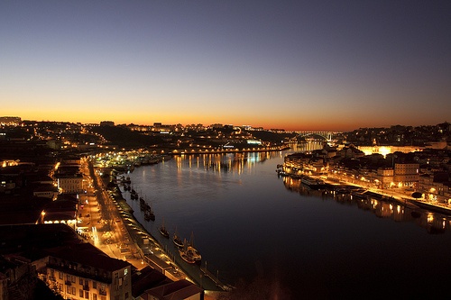 Porto bei Nacht ist eine DER Sehenswürdigkeiten in Portugal