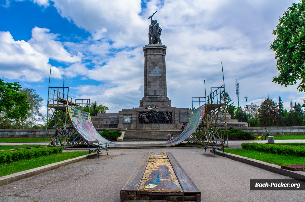 Sofia, die Hauptstadt Bulgariens war während meiner Zeit im Balkan meine Heimatbasis. Die Stadt befindet sich mitten im Wandel - dieser Skatepark direkt neben einem Monument aus der Zeit des Kommunismus ist eines von vielen Zeugnissen ;)