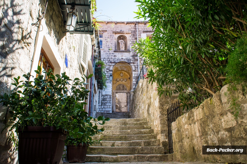 If you follow the narrow streets of the main tourist paths and make your way up you’re able to experience the lesser crowded areas.
