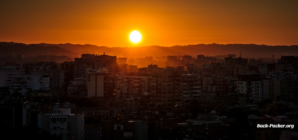 Tirana ist die Hauptstadt Albaniens und besonders bekannt für sein lebendiges Nachtleben