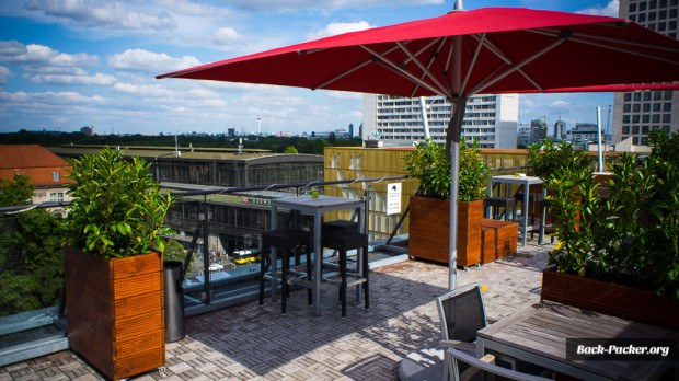 Hostel statt Hotel: Dachterasse mit toller Aussicht über Berlin im Aletto Hostel