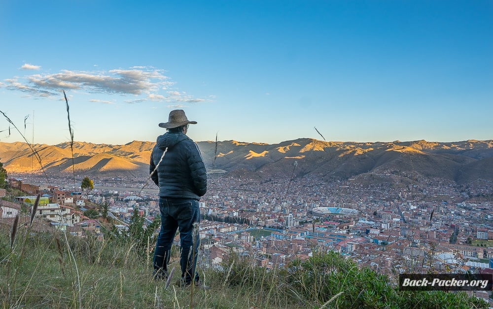 Aussicht auf Cusco von der Cristo Statue - eine der Sehenswürdigkeiten in Cusco die hoch über der Stadt thronen