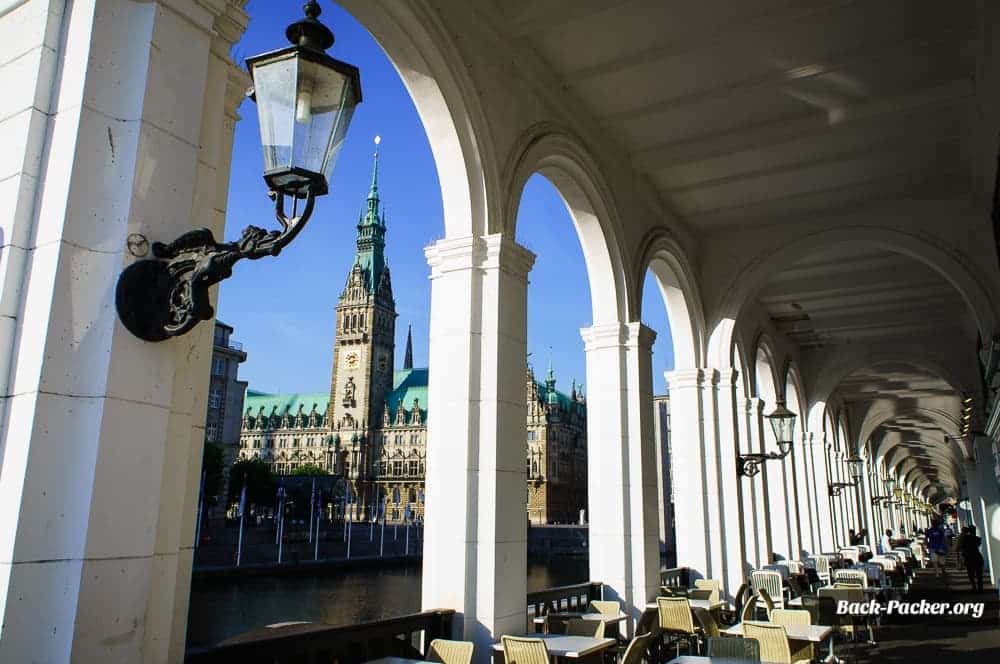 Blick auf das Hamburger Rathaus von den Arkaden. Das Rathaus ist umgeben von vielen hier genannten Hamburg Insider Tipps.