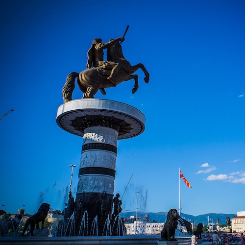 Reiterstatue auf einem Platz in Skopje, Nordmazedonien