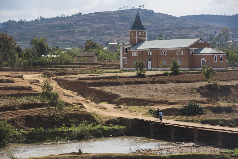 Reisfelder und Kirche bei Antsirabe