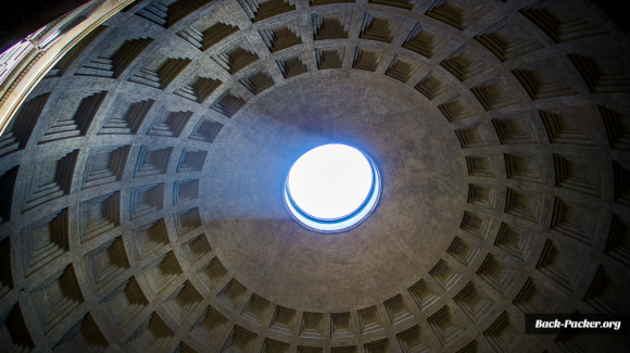 Das beeindruckenste am Pantheon ist die Kuppelkonstruktion - trotz Öffnung regnet es angeblich nie hinein da das Wasser vorher verdunstet. Hm...