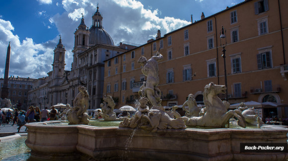 Bevor wir den Tiber überqueren schlendern wir noch an der Piazza Navona vorbei - auch hier ein toller Brunnen! Übrigens: das Wasser nahezu aller Brunnen in Rom hat beste Trinkwasserqualität!
