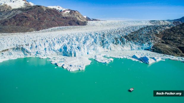 Der O'Higgins Gletscher kalbt in den O'Higgins See und lässt sich per Boot besichtigen