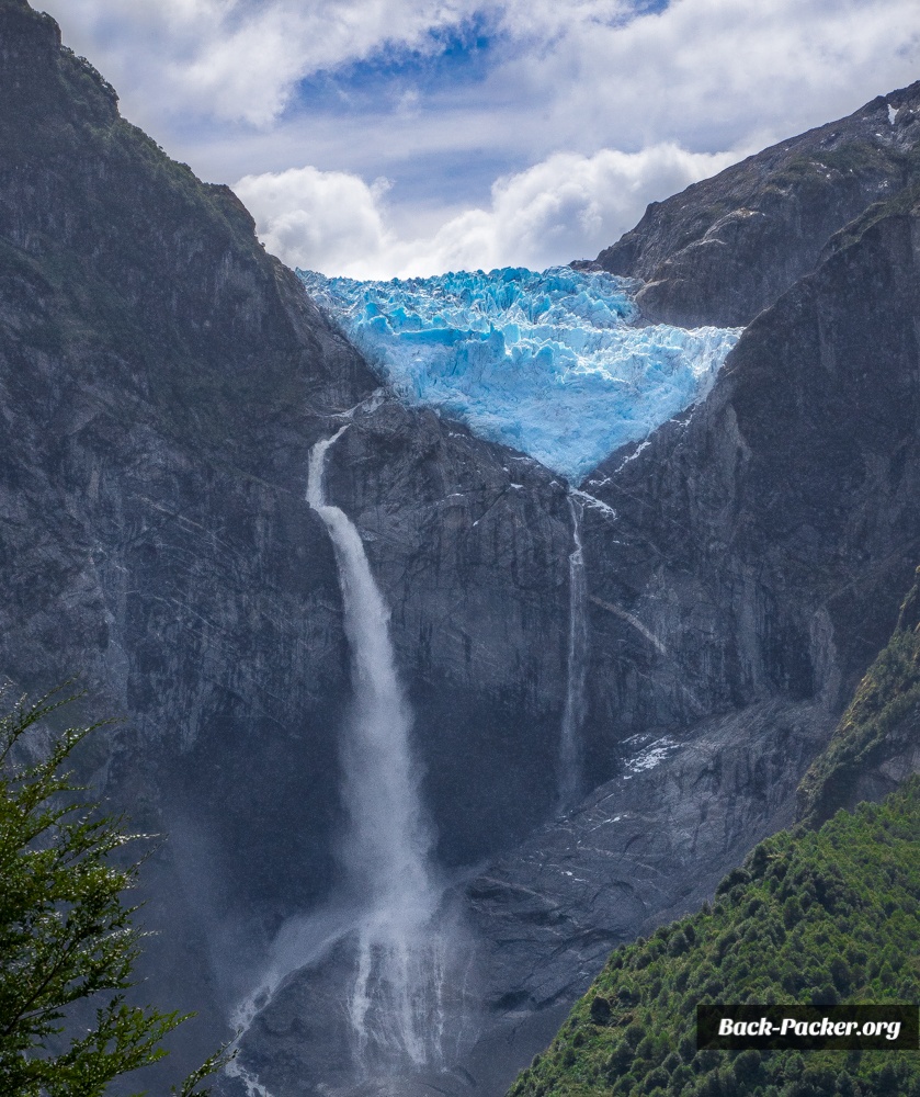 Der hängende Queulat  Gletscher ist die Sehenswürdigkeit im gleichnamigen Park...
