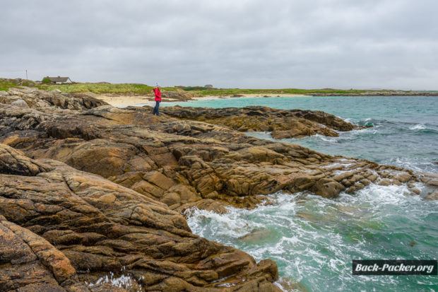 Dog's Bay - direkt neben den rauen Felsen erstreckt sich einer der schönsten Strände in Irland