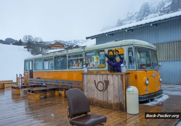 Der umgebaute Postbus ist der wohl hippste Aprés Ski Spot und an sich schon eine Sehenswürdigkeit in Grindelwald!