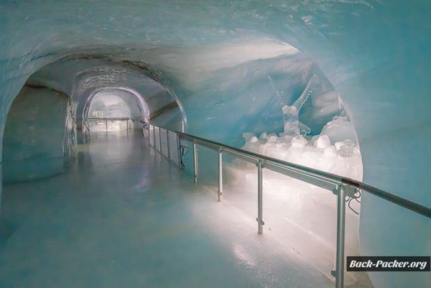 Der Eispalast entführt dich in eine Welt aus Eis, direkt im Aletsch-Gletscher
