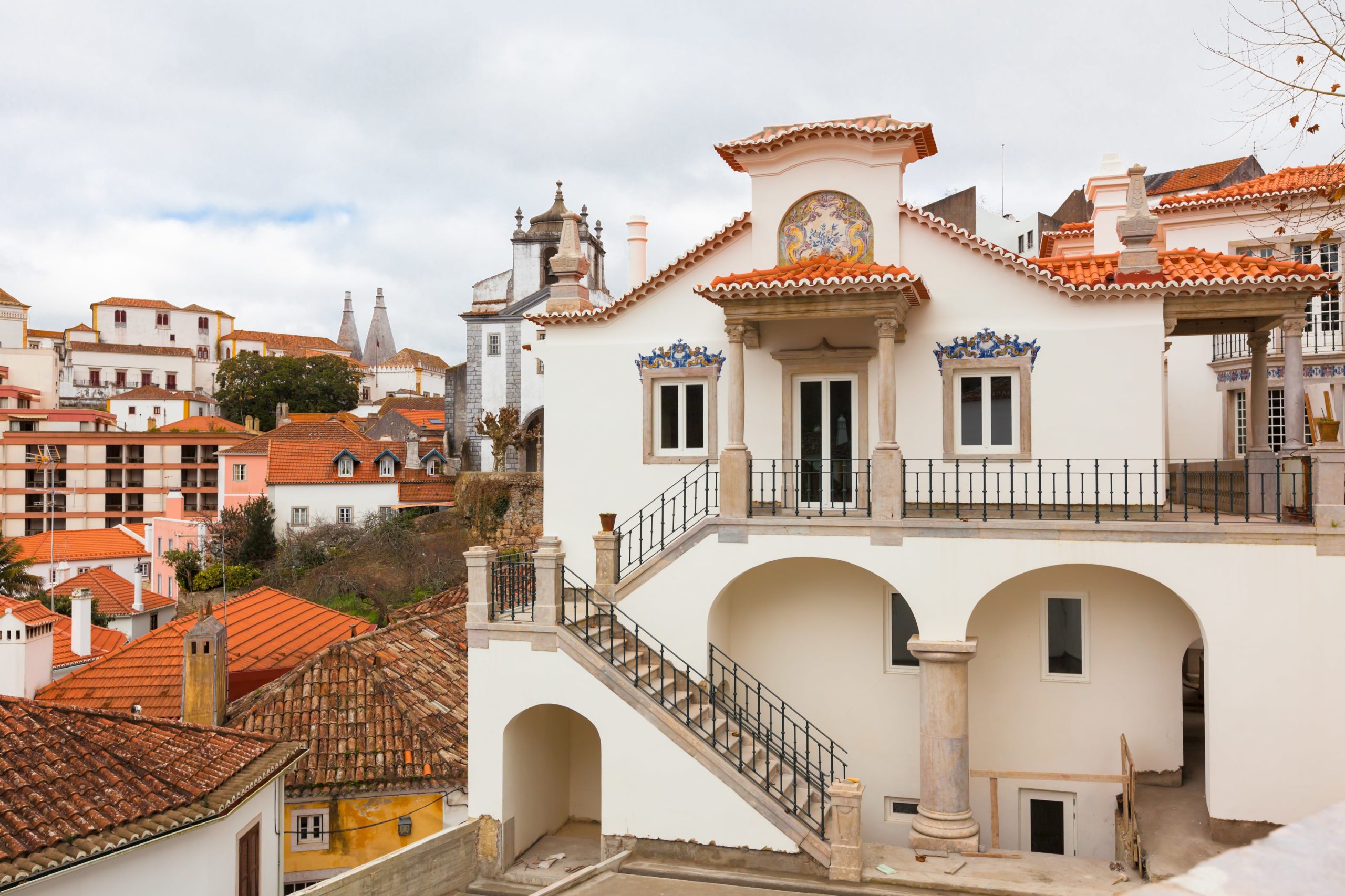 Blick auf die Gebäude der Altstadt von Sintra
