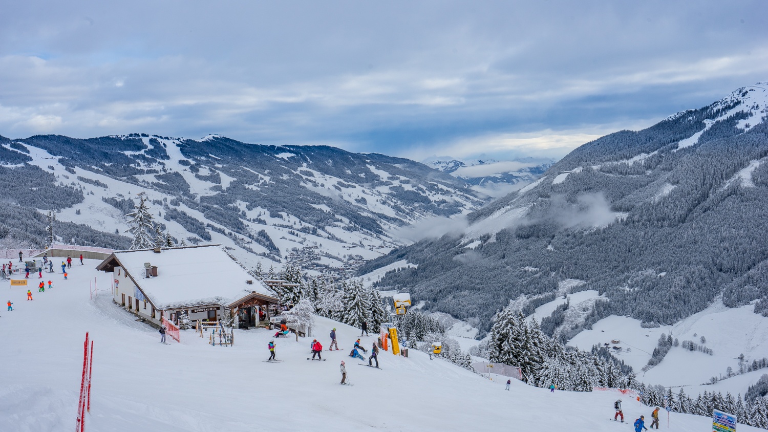 Aprés Ski gibt es ab dem frühen Nachmittag in nahezu allen Hütten im Skigebiet