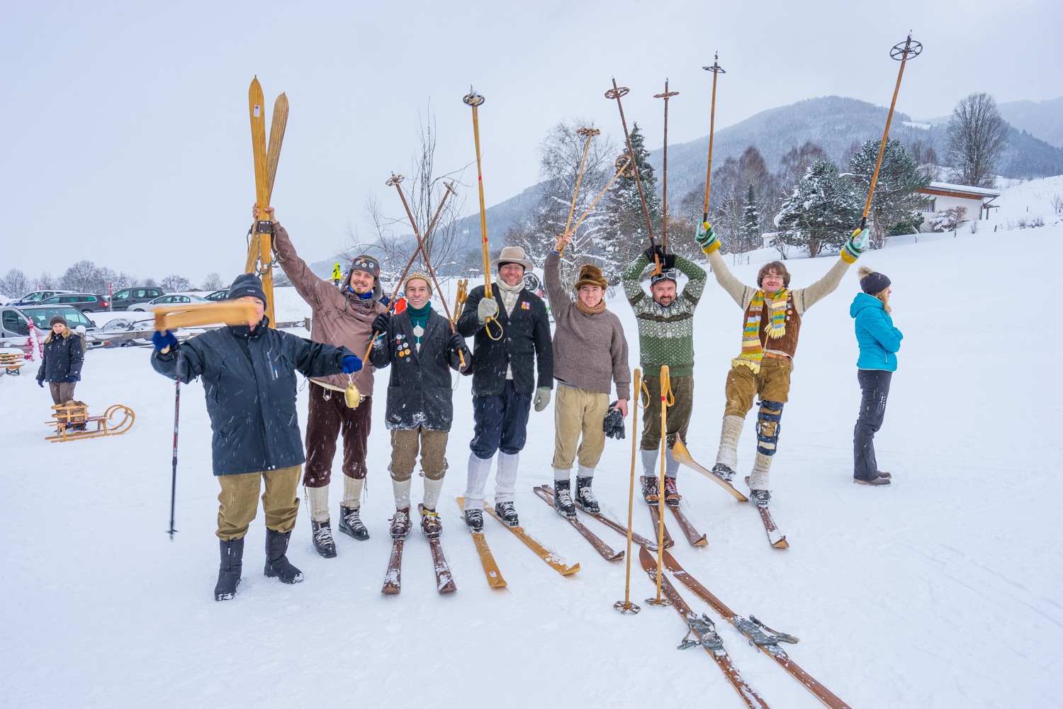 In traditioneller Kluft treten die Athleten bei der Nostalgie Ski WM in Leogang an