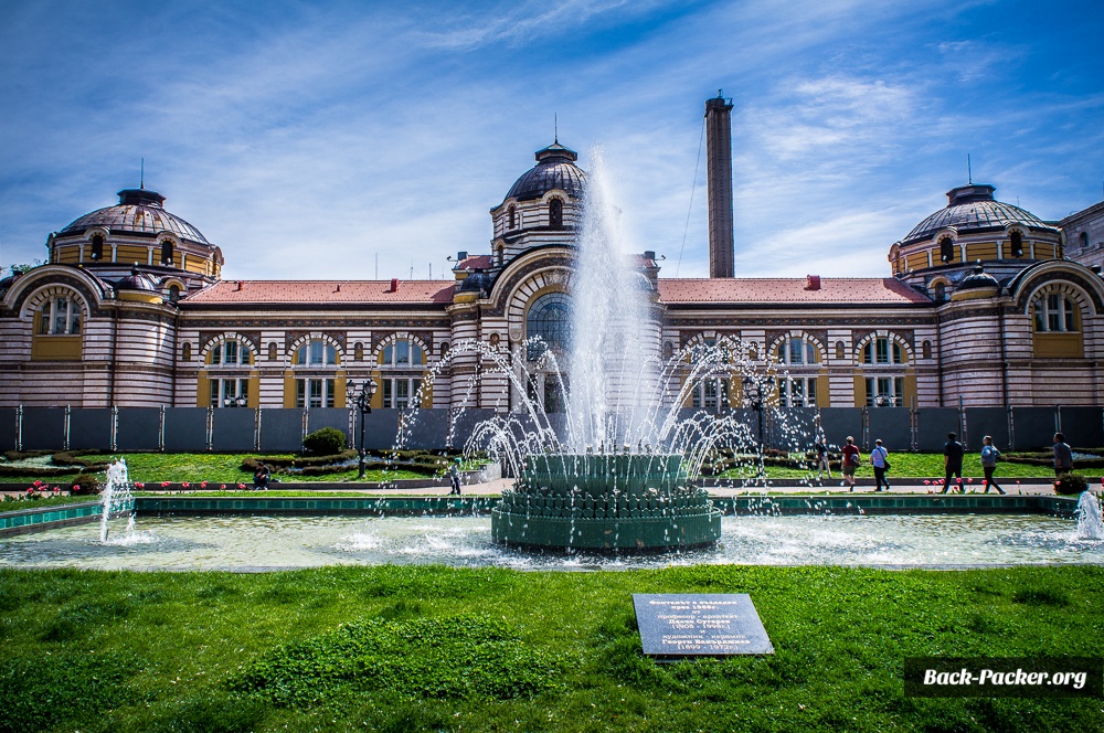 Blick auf die Fassade des zentralen Mineralbads in Sofia