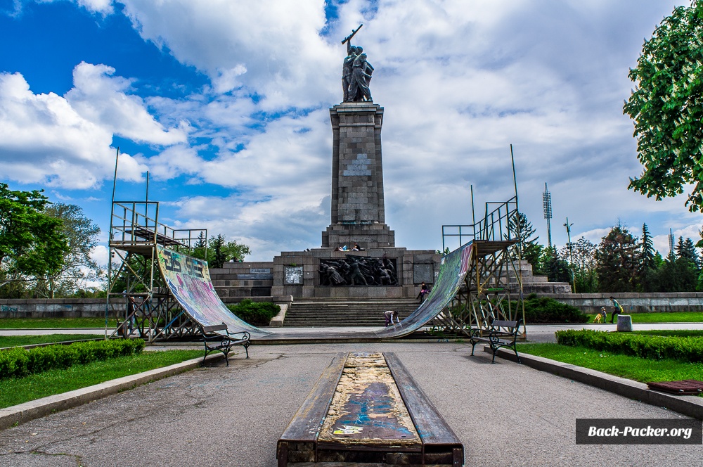 Blick auf einen Skatepark in Sofia der vor einem Kriegsdenkmal aus der Sowjetzeit steht.