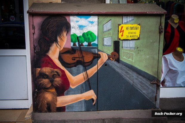 Manchmal findet man Geigenspieler in der Nähe von bekannten Sehenswürdigkeiten in Sofia...und wenn nicht, dann auch auf Stromkästen ;)