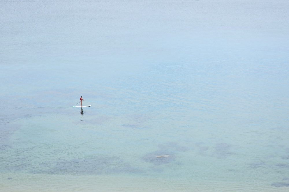 Stand-Up-Paddleboarder auf dem Meer