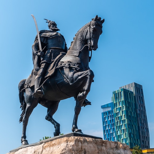 Skanderberg Pferd auf dem zentralen Platz in Tirana