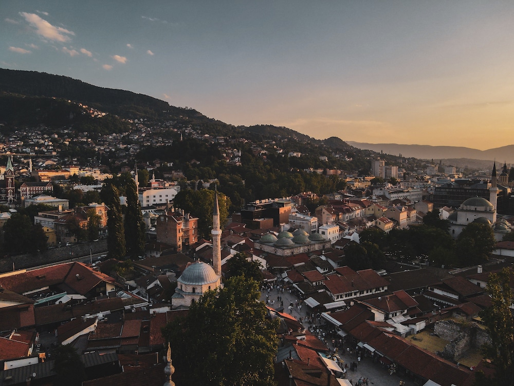 Luftbild von der Altstadt im Abendlicht. Das historische Zentrum ist eine der wichtigsten Sehenswürdigkeiten in Sarajevo.