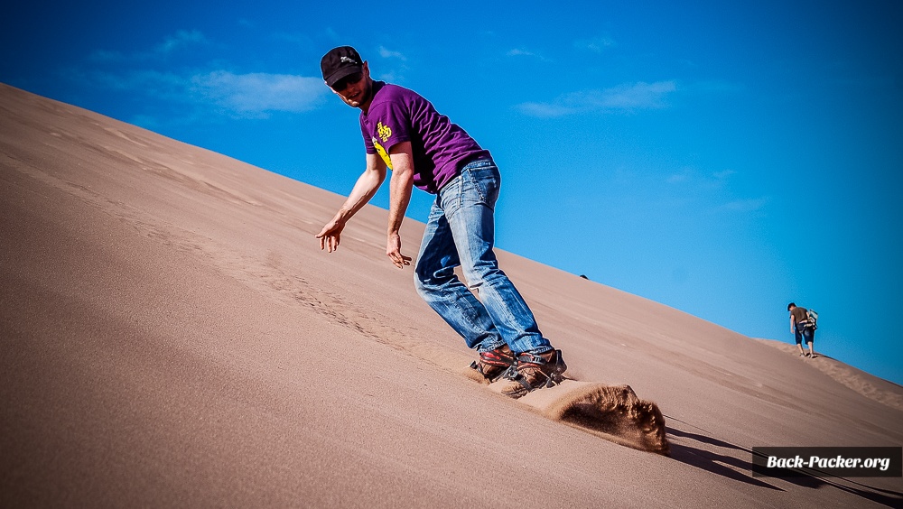 Sandboarding in der Wüste ist zwar sehr schweißtreibend, macht dennoch Spaß!