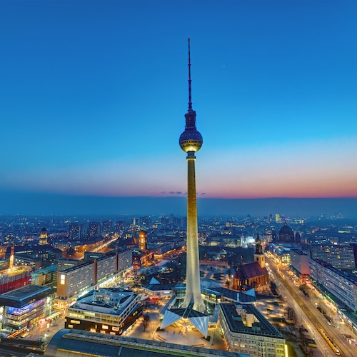 Blick auf den beleuchteten Berliner Fernsehturm in der Abenddämmerung