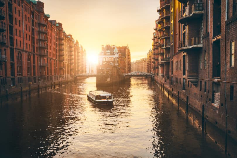Hier stelle ich dir die besten Bootstouren in Hamburg vor. Von der klassischen Hamburger Hafenrundfahrt bis hin zur schwimmenden Disco!