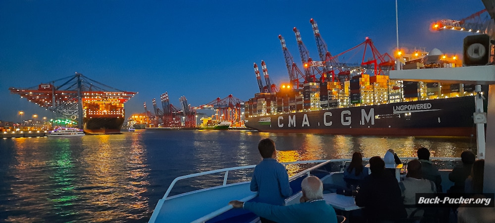 Blick auf ein beleuchtetes Hamburger Containerterminal bei Nacht von einem Ausflugsschiff, wegen der besonderen Stimmung ist die Lichterfahrt meiner Meinung nach die beste Hafenrundfahrt in Hamburg