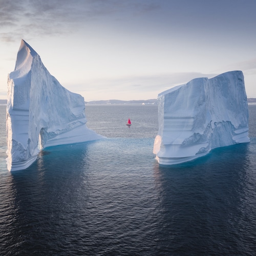 Riesige Eisberge treiben vor der Küste Grönlands
