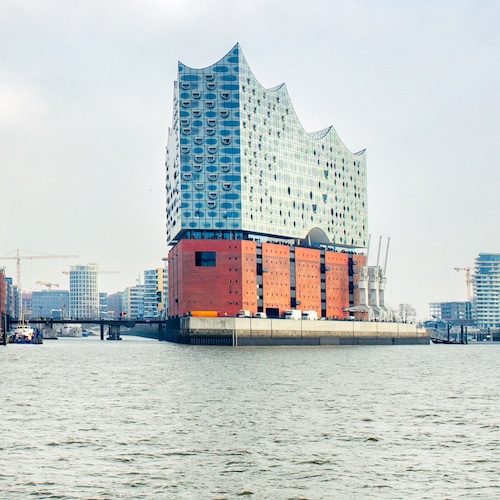 Blick auf die Konzerthalle Elbphilharmonie in Hamburg vom Wasser aus