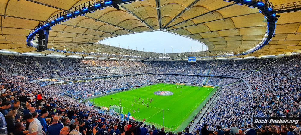 Innenansicht der vollen Ränge des Volksparkstadion in Hamburg. Einer meiner Hamburg Insider Tipps ist der Besuch eines Fussballspiels.