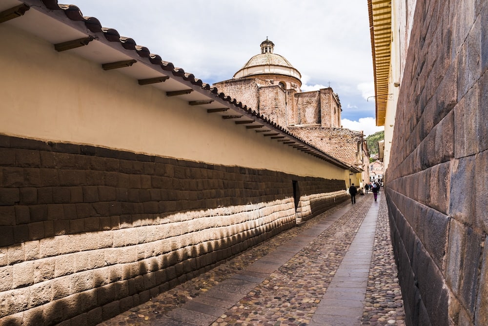 Blick auf Inka-Fundament eines Gebäudes in Cuscos Altstadt