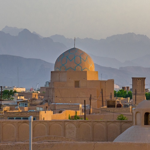 Blick über die Stadt Yazd im Iran bei Abenddämmerung