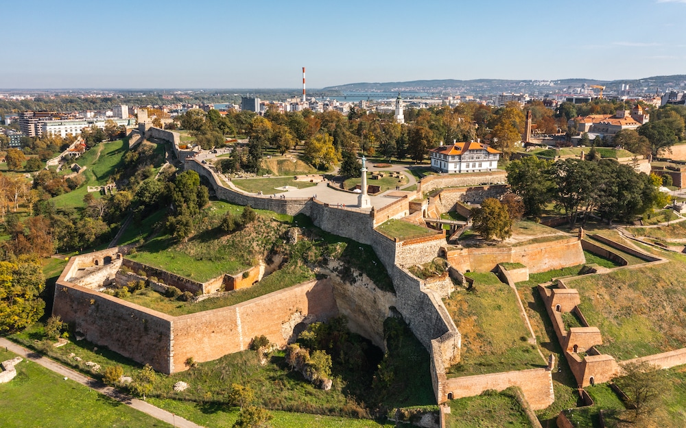 Blick aus der Luft auf die Mauern und Festungsanlage der Kalemegdan Festung in Belgrad