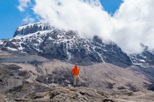 Steve vor dem Kilimandscharo Gipfel