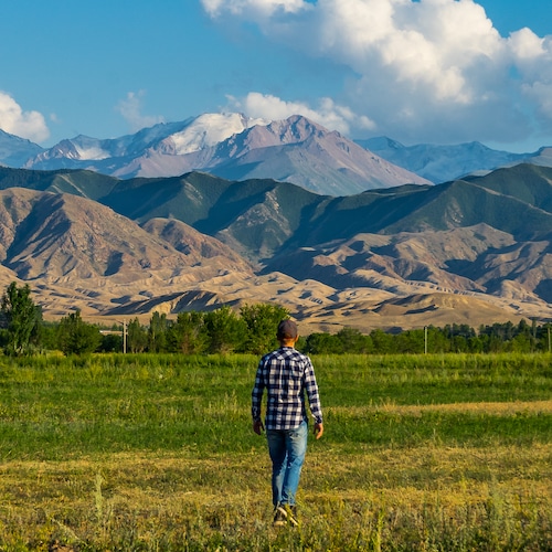 Steve steht auf einem Feld und blick auf die Tian Schah Berge in Kirgisistan