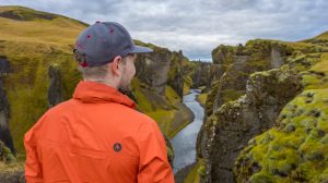In dieser Island Packliste zeige ich dir, was ich auf meiner Islandreise dabei hatte - eine gute Regenjacke gehört in jeden Fall dazu!