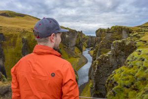 In dieser Island Packliste zeige ich dir, was ich auf meiner Islandreise dabei hatte - eine gute Regenjacke gehört in jeden Fall dazu!