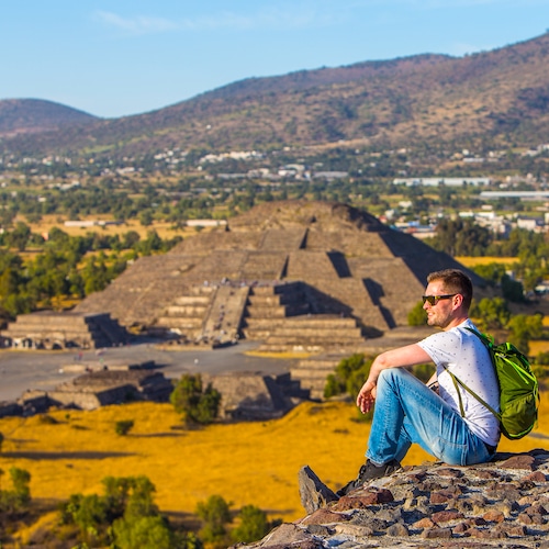 Steve sitzt auf den Stufen einer kleineren Maya Pyramide in Teotihuacan nahe Mexiko-Stadt in Mexiko