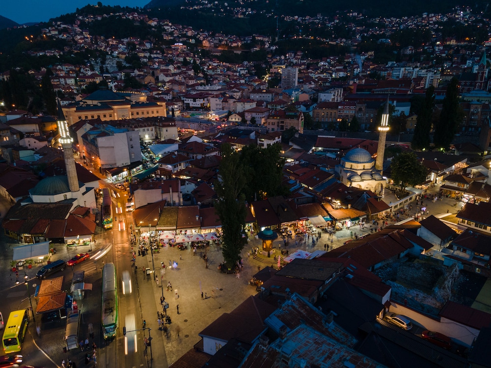 Luftaufname der beluechteten Altstadt von Sarajevo bei Nacht