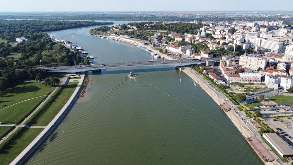 Luftansicht der Branko Brücke und auf den Fluss Save mit Novi Beograd zur Linken und der Altstadt von Belgrad zur Rechten Seite.