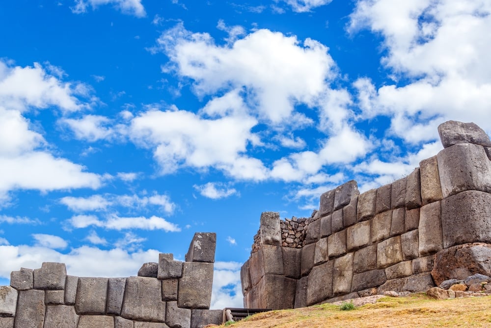 Blick auf eine Mauer einer Ruine in Sacsayhuamán, eine der wichtigsten Cusco Sehenswürdigkeiten